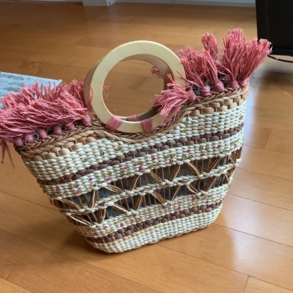 Sondra Roberts Coral Straw Woven Wood Ring Handle Beach Bag with Fringes - Picture 4 of 16